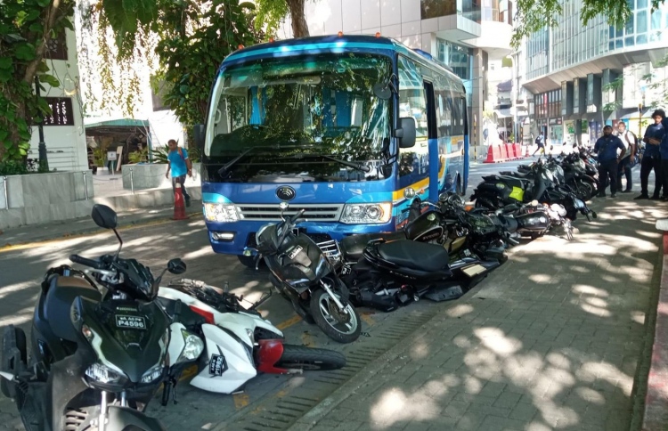 ޕާކްކޮށްފައި ހުރި ސައިކަލްތަކެއްގައި ބަހަކުން ޖެހިއްޖެ