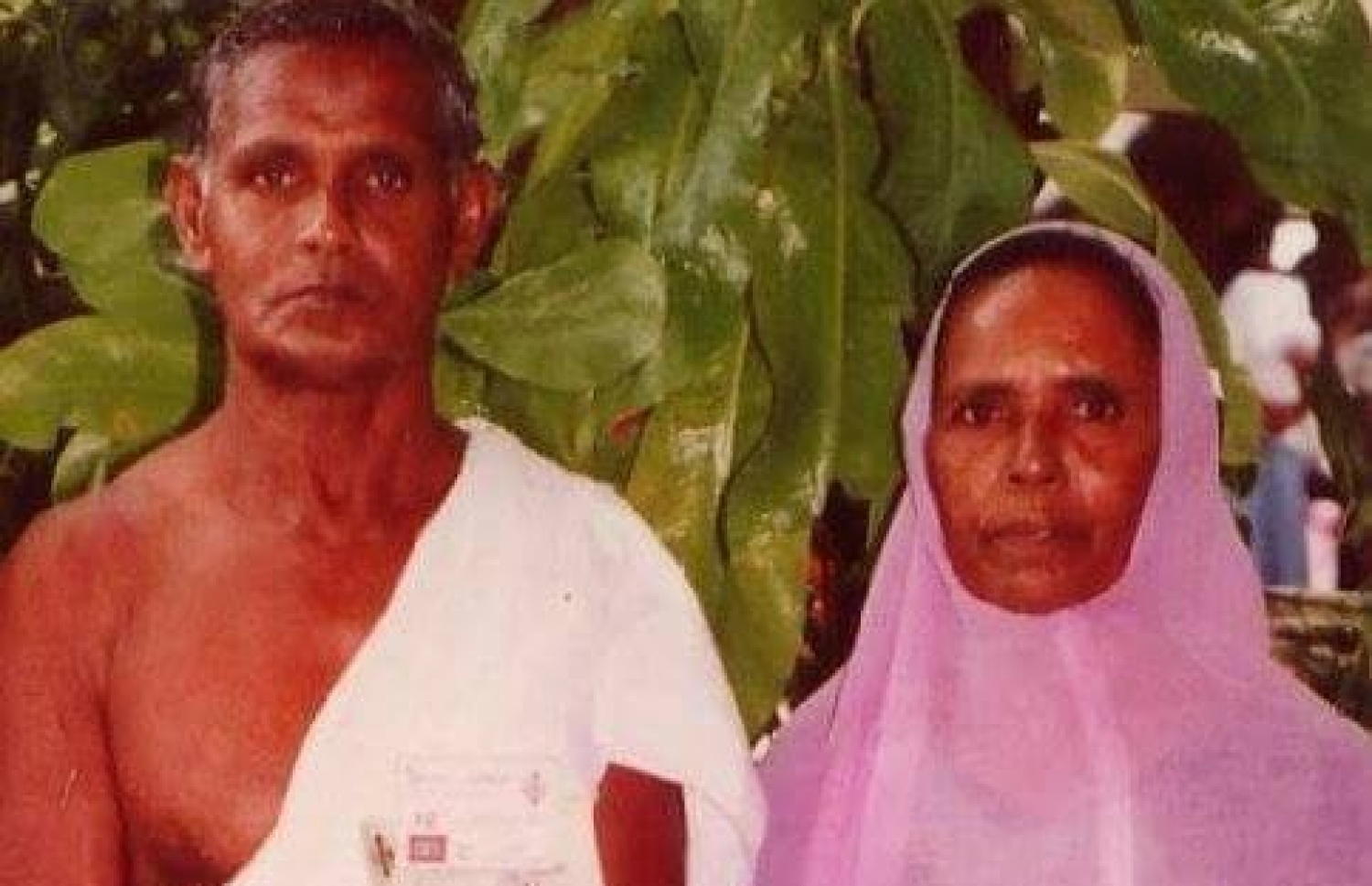 އާމިނަތު، އޭނާގެ ފިރިމީހައާއެކު.