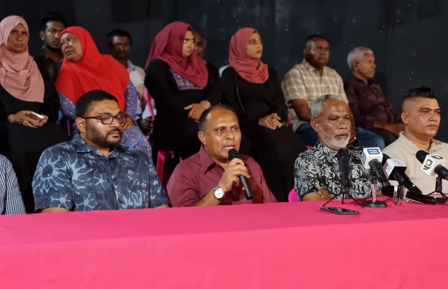 ގުރައިދޫ ދާއިރާއަށް ޕީޕީއެމް އިން ކުރިމަތިލި ކެންޑިޑޭޓް ހުސެއިން ރިޒާ ވާހަކަ ދައްކަވަނީ.-- ފޮޓޯ: ޕީޕީއެމް