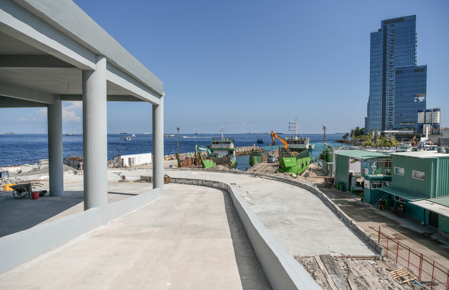 މާލޭ އިންޑަސްޓްރިއަލް ޒޯނުގައި ހަދަމުން އަންނަ ވެމްކޯގެ ވޭސްޓް ޓްރާންސްފާ ސްޓޭޝަންގެ ކުނި ޖަމާކުރާ އިމާރާތުގެ މަތި: އަންނަ ޖުލައި މަހު މިތަން ބޭނުންކުރަން ފަށާނެ.-- ފޮޓޯ: ނިޝާން އަލީ | މިހާރު