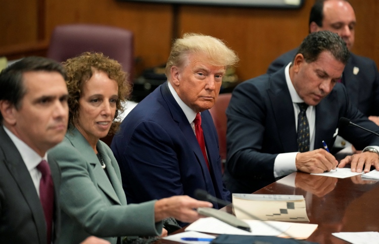 ޓްރަމްޕަށް ކުރި 34 ދައުވާއަށް ވެސް އިންކާރު