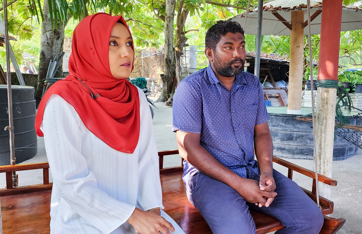 ޒައީމް އާއި އޭނާގެ ދައްތަ "މިހާރު" އަށް އިންޓަވިއު ދެނީ --ފޮޓޯ: މިހާރު