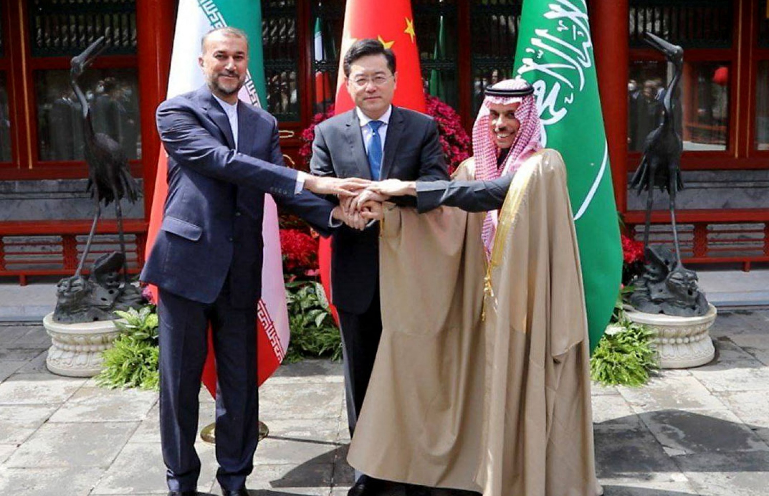 އެޕްރީލް 6، 2023؛ ސައޫދީ އަރަބިއްޔާގެ ޚާރިޖީ ވަޒީރު އަމީރް ފައިސަލް ބިން ފަރްހާން (ކ) އާއި އީރާންގެ ޚާރިޖީ ވަޒީރު ހުސައިން އާމިރު އަބްދުއްލަހްޔާން (ވ) އާއި ޗައިނާގެ ޚާރިޖީ ވަޒީރު ޝިން ގާންގް ޗައިނާގެ ވެރިރަށް ބެއިޖިންގައި މިއަދު ބައްދަލުކުރައްވަނީ. --އޭއެފްޕީ