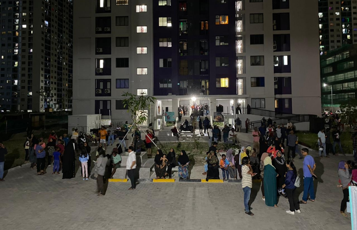 ހިޔާގެ އެޕާޓްމެންޓެއްގައި ރޯވުމުން އިމާރާތުން ނުކުތް މީހުން ބޭރުގައި