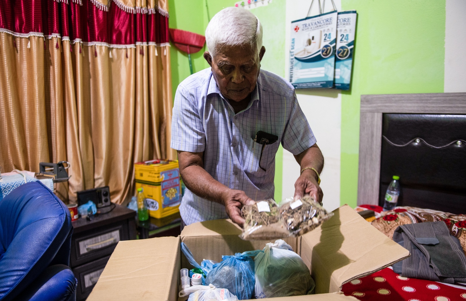 އިދުރީސް އޭނާ ބޭސް ހަދަން ބޭނުން ކުރާ ބައެއް ތަކެތި ދައްކާލަނީ -- ފޮޓޯ: މިހާރު