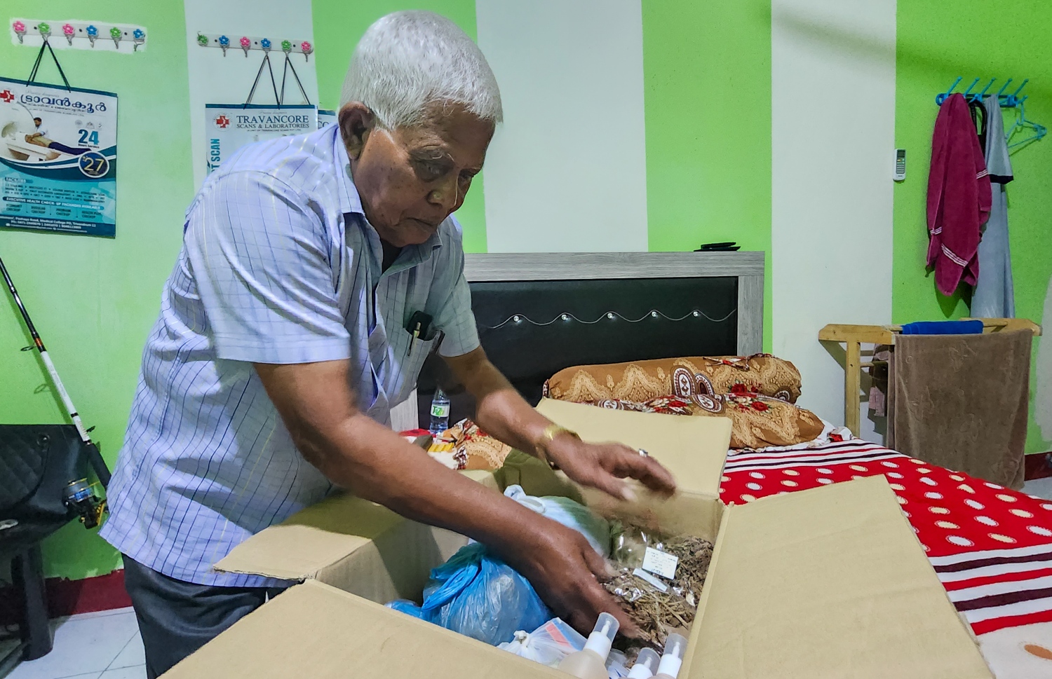 އިދުރީސް އޭނާ ބޭސް ހަދަން ބޭނުން ކުރާ ބައެއް ތަކެތި ދައްކާލަނީ -- ފޮޓޯ: މިހާރު