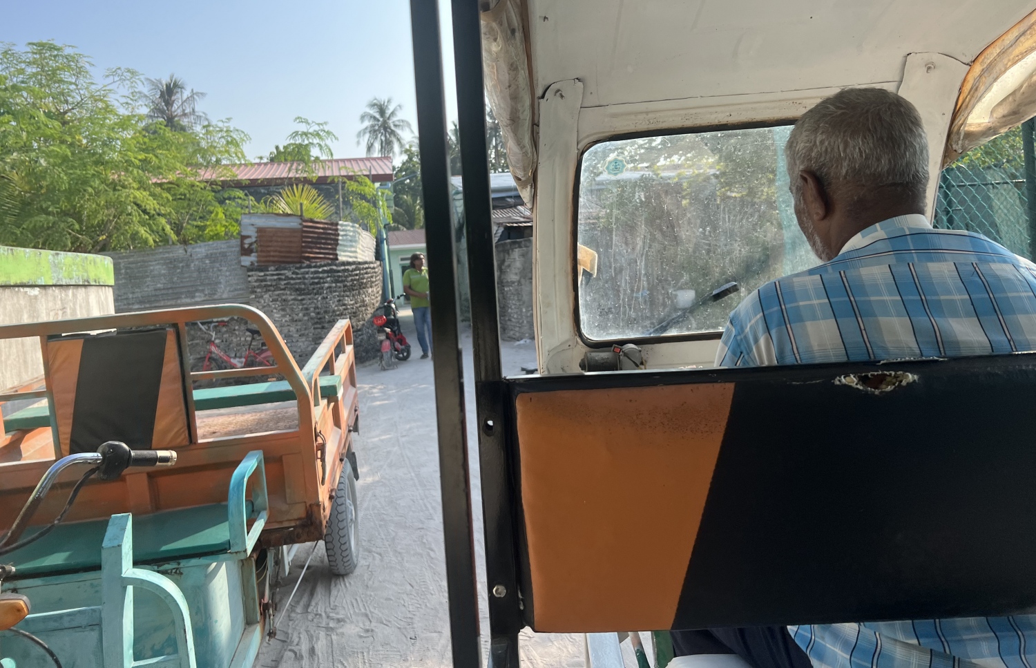 ހުސޭނުބެ ރަށްވަށައިގެން ބުރު ޖަހާ ރަށު ޕިކަޕުގައި ދުއްވާފައި ދަނީ.