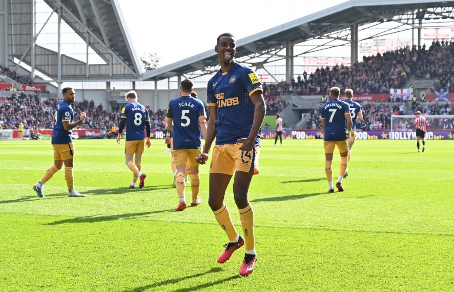 ނިއުކާސަލް މޮޅުވި ލަނޑު ޖެހުމަށް ފަހު އީސާކް. -- ފޮޓޯ: އޭއެފްޕީ