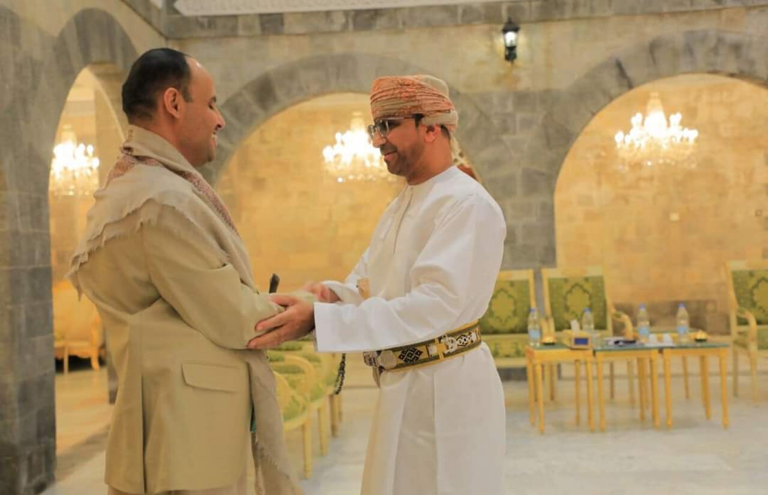 އެޕްރީލް 9، 2023؛ ޔަމަންގައި ވަކި ވެރިކަމެއް ގާއިމުކުރުމަށް މަސައްކަތް ކުރާ ހޫތީ ހަނގުރާމަވެރިންގެ ވެރިޔާ މަހްދީ އަލް މަޝްހަދު (ވ) ވެރިރަށް ސަންއާގައި އޮމާންގެ ވަފްދުގެ ބޭފުޅުންނާ ބައްދަލު ކުރައްވަނީ.