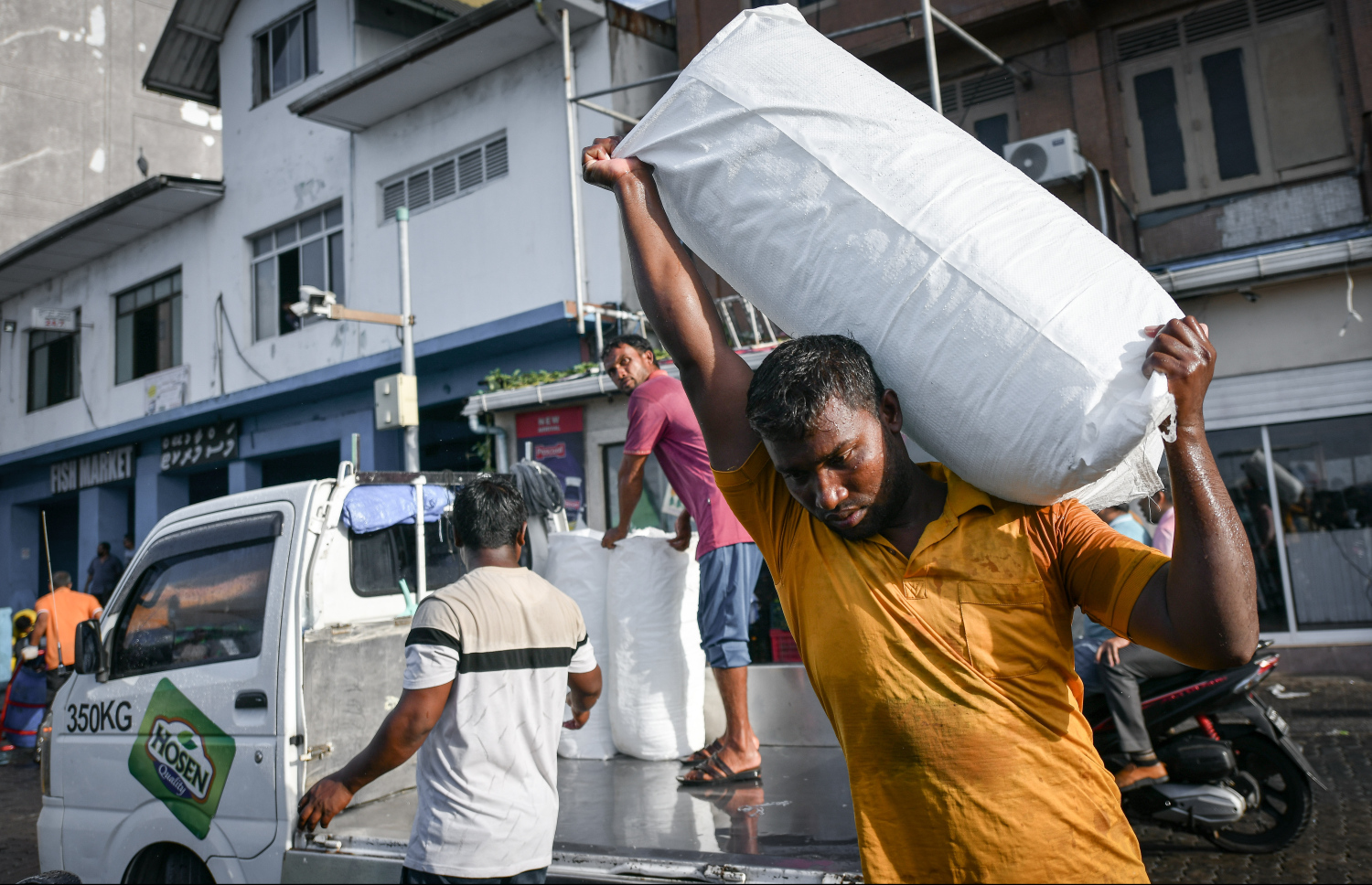 ބިދޭސީންގެ ބަޔަކު މަސައްކަތުގައި: 2062 ގައި ދިވެހިންނަށް ވުރެ ގިނައިން ރަށްރަށުގައި އުޅޭނީ ބިދޭސީން ކަމަށް ރާއްޖޭގެ އާބާދީގެ އަންދާޒާ ރިޕޯޓުން ދައްކާ.-- ފޮޓޯ: ނިޝާން އަލީ | މިހާރު