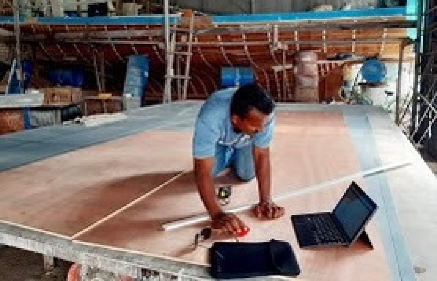 ވަޑި އިއްބެ ދޯންޏެއްގެ މަސައްކަތުގައި: އަމިއްލަ ކުންފުންޏެއް ހަދައިގެން ބޯޓު ބަނުމުގެ މަސައްކަތް އޭނާ އަންނަނީ ކުރަމުން.