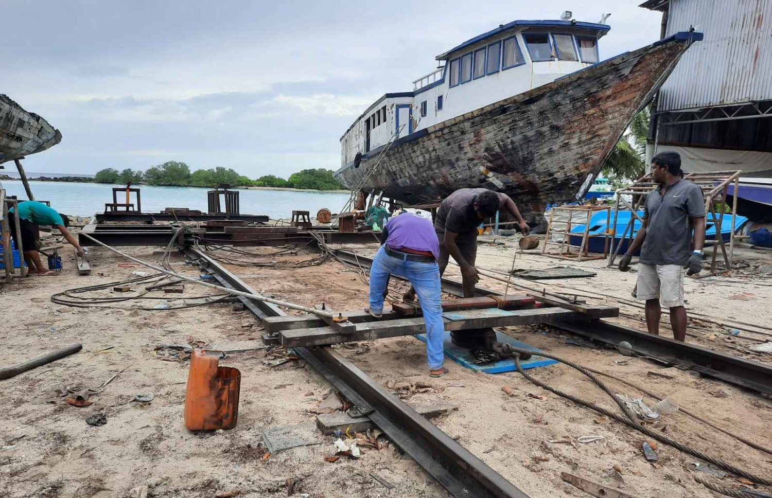 އަލިފުށީގައި ބޯޓު ޔާޑުގައި ހަދާފައިވާ ސްލިޕްވޭ: މިއީ އިއްބެގެ ޓީމުގެ މަސައްކަތެއް.