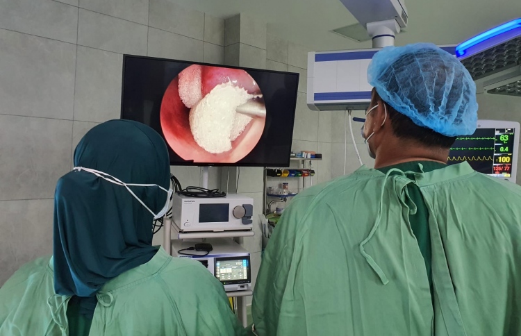 މީހެއްގެ ސައިނަސްގެ ތެރެއަށްދިޔަ ދަތުގެ ބައެއް ނަގައިފި