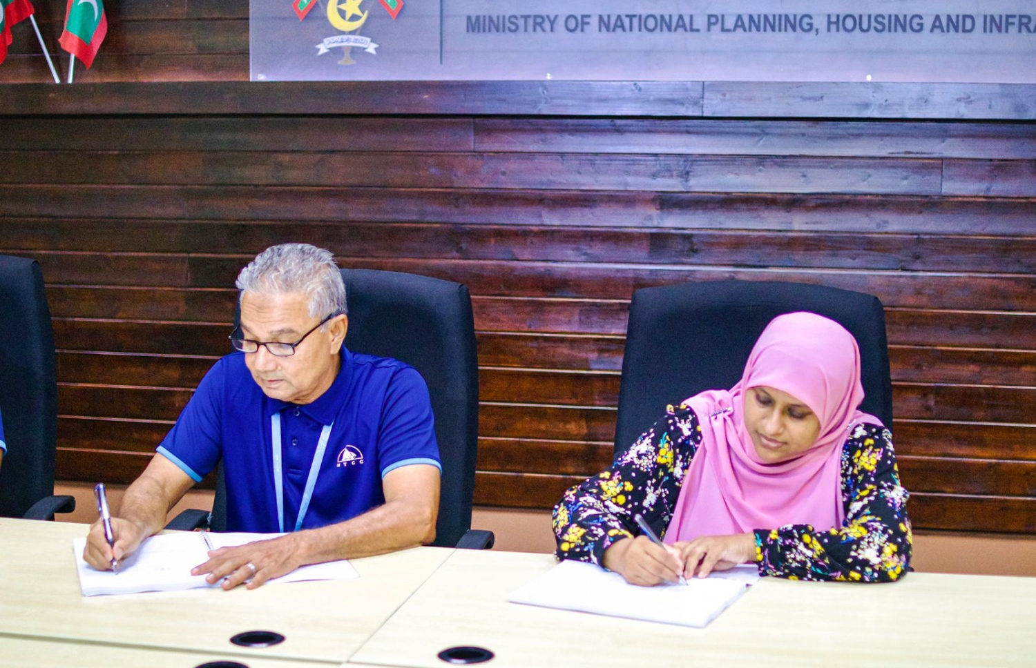 ބ. ހިތާދޫ ގޮނޑުދޮށް ހިމާޔާތްކުރުމާއި ވ. ތިނަދޫ ބަނދަރު ބޮޑުކުރުމަށް ޕްލޭނިން މިނިސްޓްރީން އެމްޓީސީސީއާއެކު އެއްބަސްވުމުގައި ސޮއިކުރުމަށް ބޭއްވި ރަސްމިއްޔާތު.-- ފޮޓޯ: ޕްލޭނިން މިނިސްޓްރީ