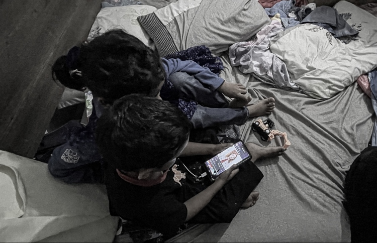 އާއިލީ މައްސަލަތަކުގެ ހާއްޔެއްގައި ކުޑަ ދެ ކުދިން!