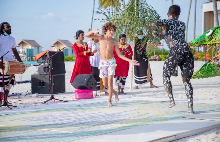 ހާއްސަ އޮފާތަކާ އެކު ކްރޮސްރޯޑްސްގައި އީދު ފާހަގަކުރަނީ