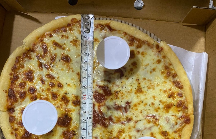 އޯޑަރުކުރި ޕިއްޒާގައި ސައިޒު ހަމަނުވާތީ ޝަކުވާކޮށްފި