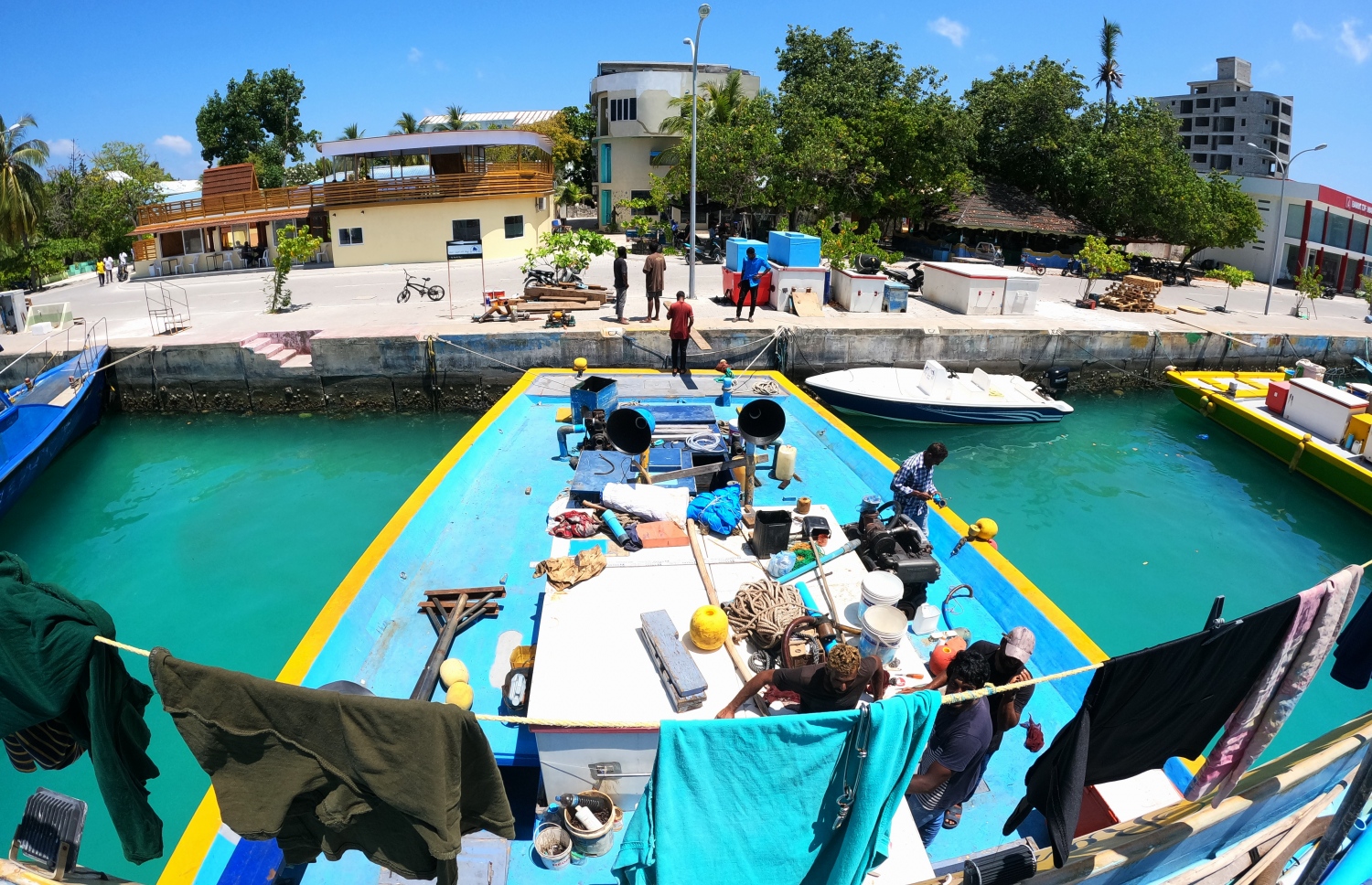 ރަންތަރި ދޯނި ބަނދަރުގައި: މި ރަށުގައި ކަންނެލި މަސްވެރިކަމުގައި 15 ދޯނި އުޅޭ.