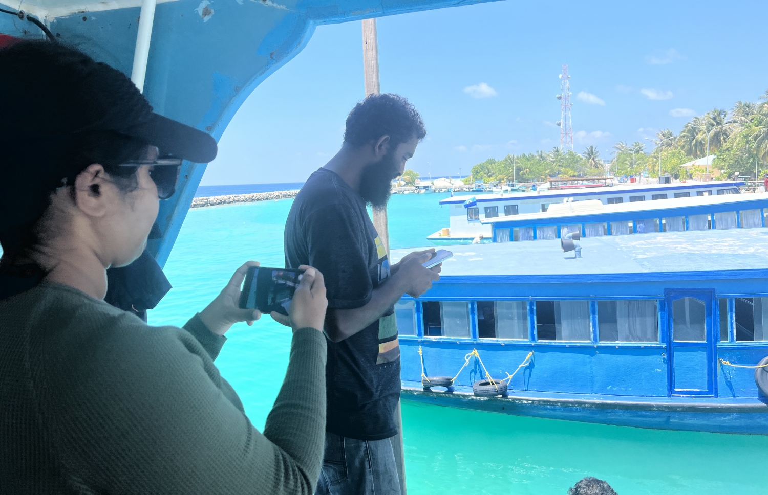 މާޖިދު މަސައްކަތުގައި އުޅެމުން "މިހާރު"އާ ވާހަކަ ދައްކަނީ.