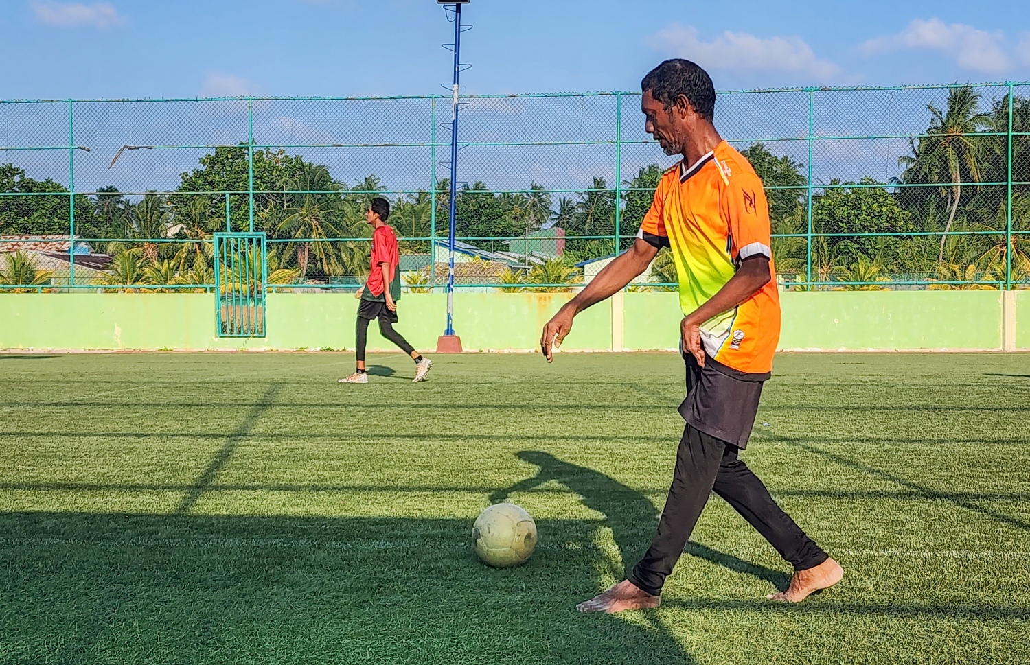 ހަސަން ޕްރެކްޓިސްގައި: އޭނާ އަކީ ވަރަށް ގިނަ ކުދިންނަށް ފުޓުބޯޅަ ކުޅެން ދަސްކޮށްދޭ މީހެއް -- ފޮޓޯ: މިހާރު