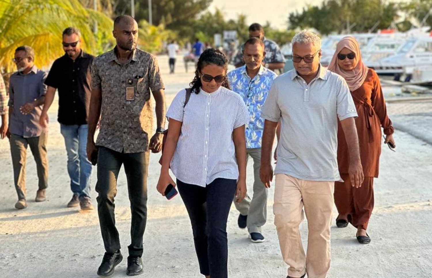 ގުރައިދޫ ދާއިރާގެ ކެމްޕޭންގައި ނިޔާޒް އާއި މިނިސްޓަރު އައިމިނަތު ޝައުނާ: އެމްޑީޕީގެ މި ކާމިޔާބީއަކީ އެއްވެސް ރަށެއް ތަފާތުނުކޮށް ސަރުކާރުން ގެންގުޅޭ ސިޔާސަތުގެ ނަތީޖާ ކަމަށް ނިޔާ ދެކެވަޑައިގަންނަވާ.