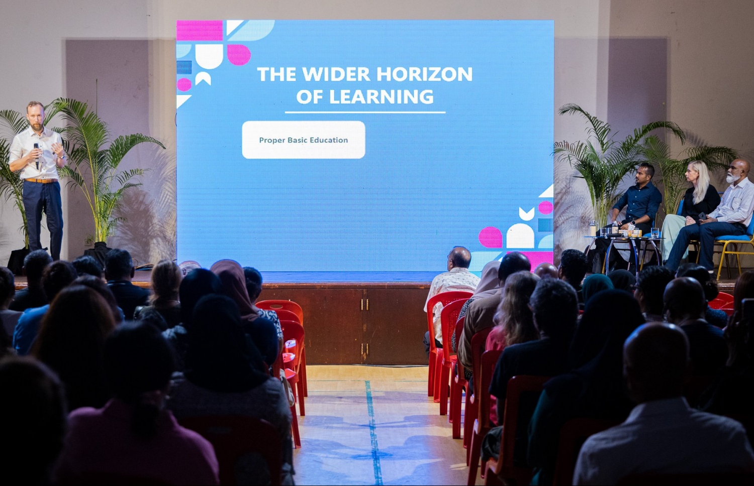 މިހާރު އޮތް ތައުލީމީ ސަގާފަތްތަކުން ބޭރުވެ، ކިޔަވައިދޭ އިލްމު ބޭނުންކުރަން ދަސްކޮށްދޭ ތައުލީމު ދިނުމާއި ގުޅޭ ގޮތުން މައުލޫމާތު ދެނީ. -- ފޮޓޯ: އައިލެންޑާސް އެޑިއުކޭޝަން