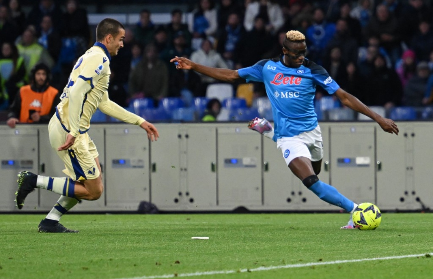 ނަޕޯލީގެ އޮސިމްހެން ބޯޅަ ކުރިއަށް ފޮނުވާލަނީ.-- ފޮޓޯ: އޭއެފްޕީ