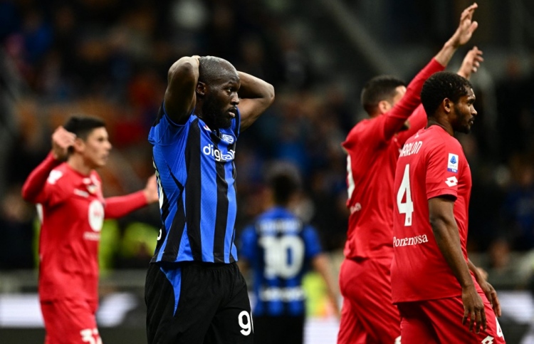 ނަޕޯލީ އެއްވަރު، މޮންޒާ އަތުން އިންޓަ ބަލިވެއްޖެ