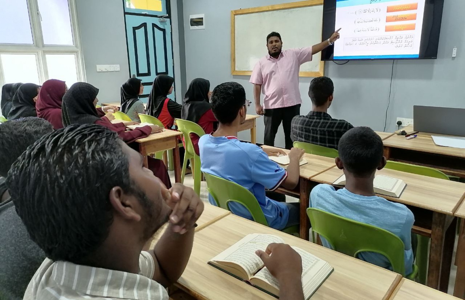 މުހައްމަދު، ގުރުއާން ކްލާހުގައި ކިޔަވައިދެނީ.