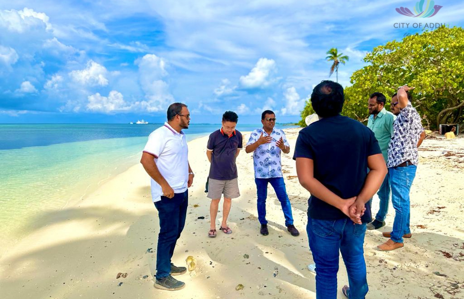 އައްޑޫ ސިޓީ ކައުނސިލްގެ ބައެއް މެމްބަރުންނާއި ޗައިނާގެ ކުންފުނި އަދި އެމްއެފްއެމްސީގެ ބައެއް ވެރިން ހަންކެޑެ ސަރަހައްދު މި މަހުގެ 1 ގައި ބައްލަވާލައްވަނީ---ފޮޓޯ: އައްޑޫ ސިޓީ ކައުންސިލްގެ އިދާރާ