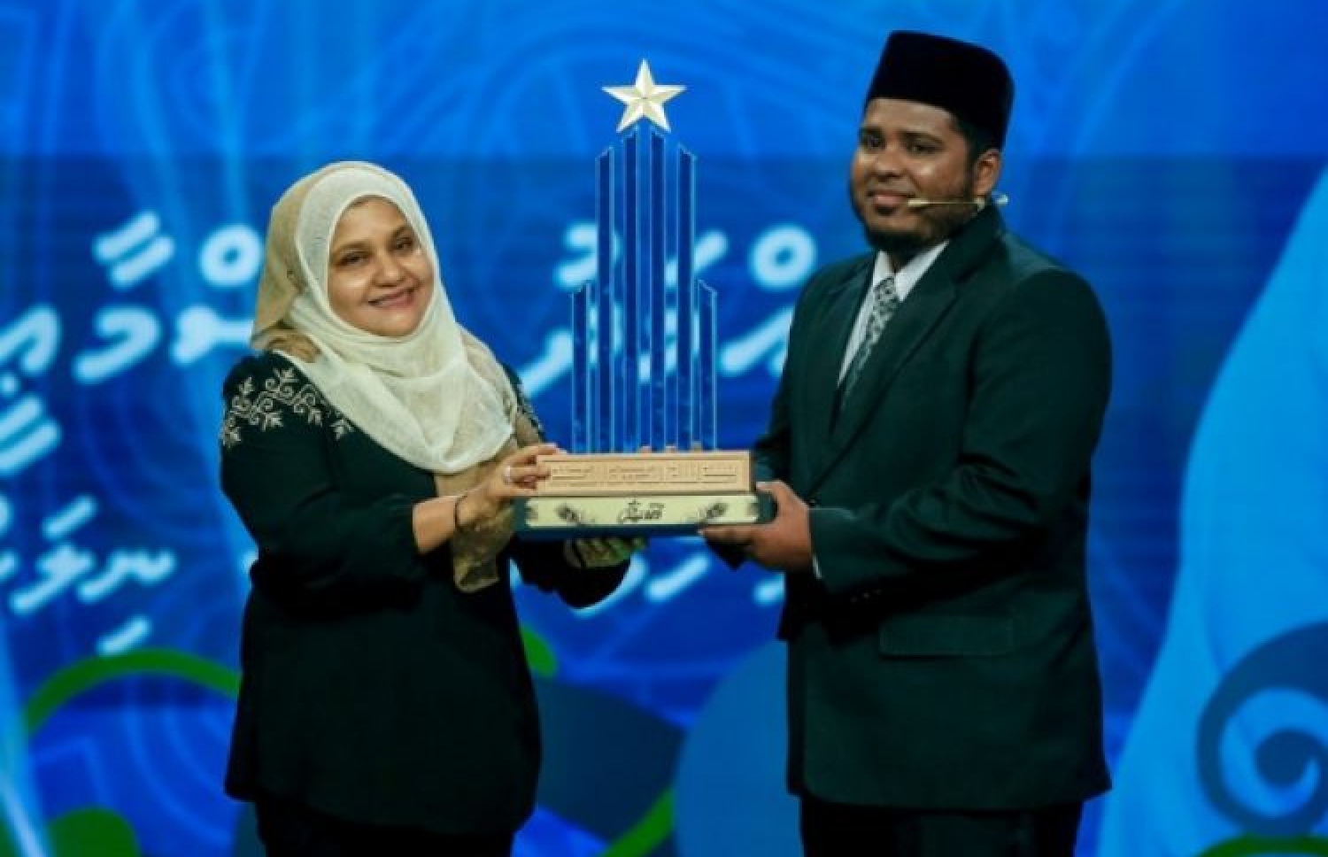 ޓީވީއެމްގެ އެންމެ އަލިގަދަ ތަރި މުބާރާތް ކާމިޔާބުކުރި މުހައްމަދަށް، އޭރުގެ ފަސްޓްލޭޑީ ފާތުން އެވޯޑު ހަވާލުކޮށްދެއްވަނީ.-- ފޮޓޯ: ޕީއެސްއެމް