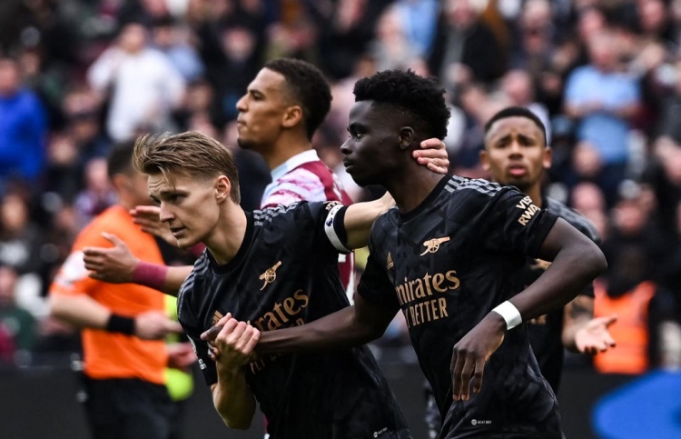 ވެސްޓް ހޭމާ އެއްވަރުވެ އާސެނަލް އަށް ޕްރެޝަރުވެއްޖެ