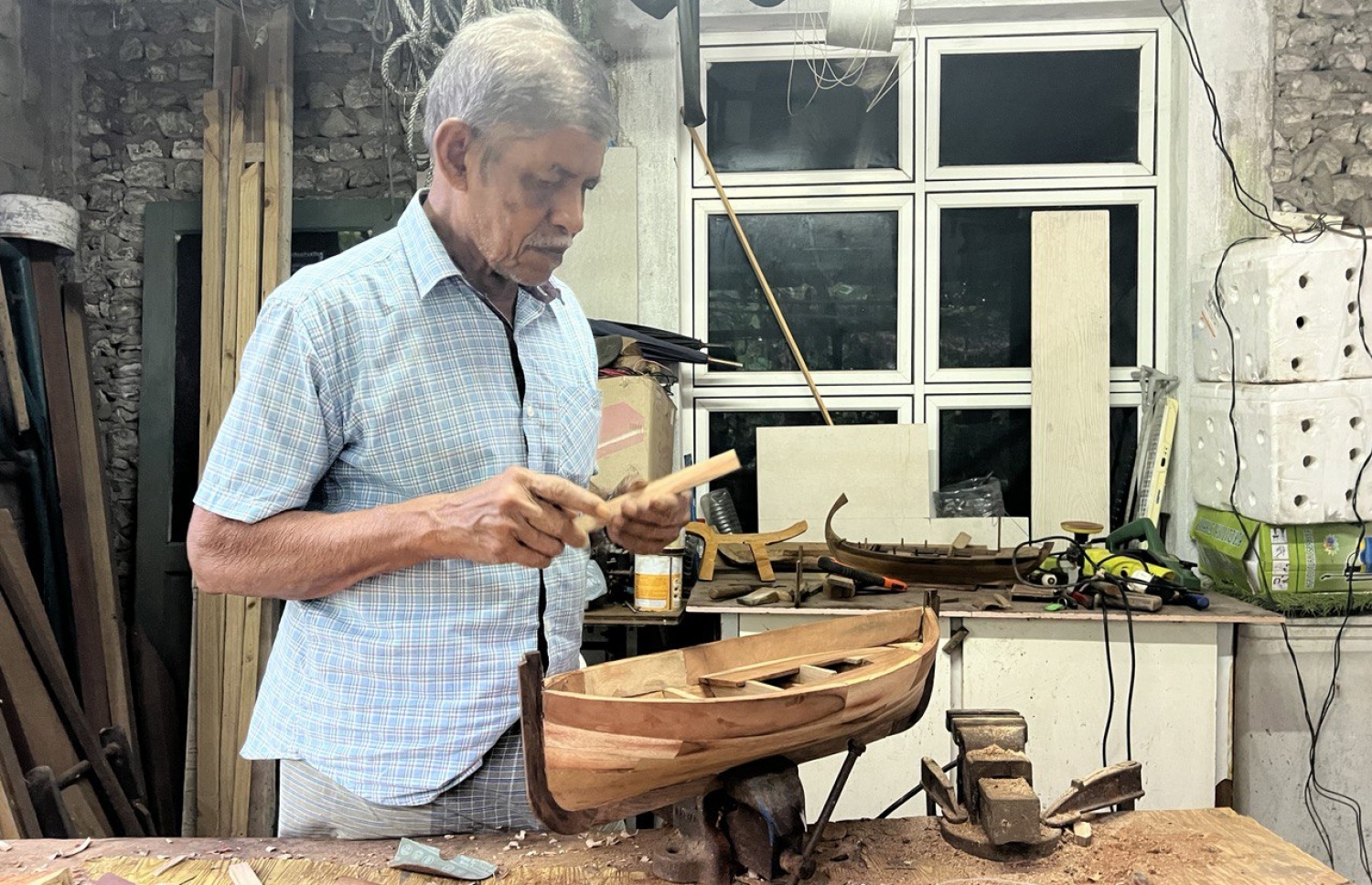 މުހައްމަދު އިބްރާހިމް ދޯންޏެއް ހެދުމުގެ މަސައްކަތުގައި.-- ފޮޓޯ: މިހާރު