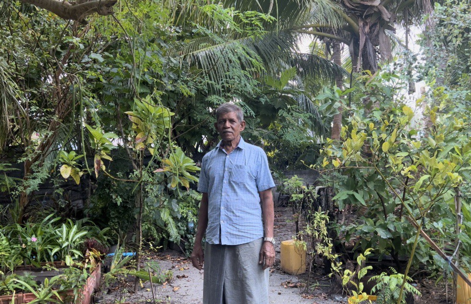 މުހައްމަދު އިބްރާހިމް: އޭނާ ހިތްހަމަޖައްސާލަން ކުރާ މަސައްކަތަކީ ކުދިކުދި ދޯނި ހަދައިގެން ވިއްކުން.-- ފޮޓޯ: މިހާރު