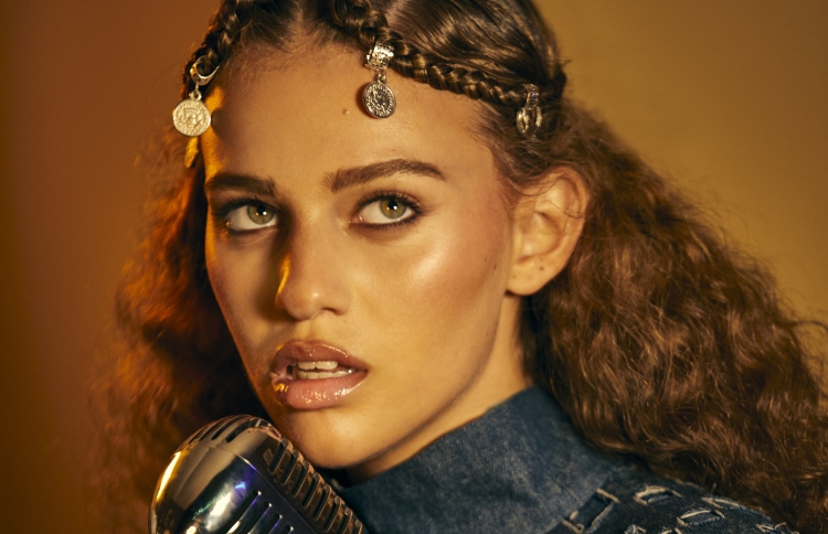 ފަލަސްތީން-ޗިލީ ލަވަކިޔުންތެރިޔާ އެލިއާނާ