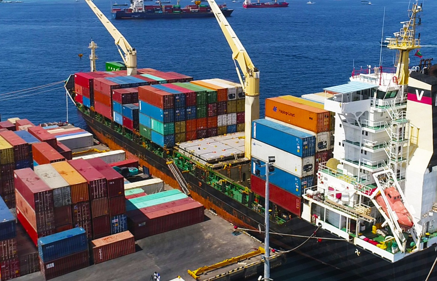 ރާއްޖެ ގެނައި މުދާ ކޮންޓެއިނަރުތައް ބޭލުމަށް ތައްޔާރު ކޮށްފައި: މިހާ ދިގު ތާރީހެއް އޮތް ރާއްޖޭގެ މައި ވިޔަފާރި ބަނދަރުގައި ހާބަ ކެރޭނެެއް ނެތުމަކީ ވަރަށް ބޮޑު މައްސަލައެއް.