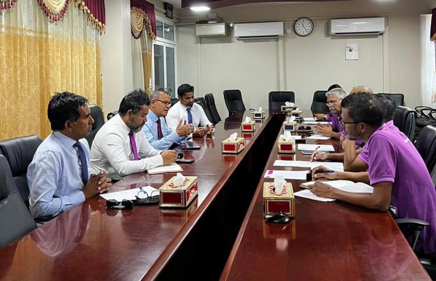 ޕީޕީއެމްގެ އިސް އޮފިޝަލުންތަކެއް، އީސީގެ މެމްބަރުންނާ މިއަދު ބައްދަލުކުރައްވަނީ.-- ފޮޓޯ: ޕީޕީއެމް