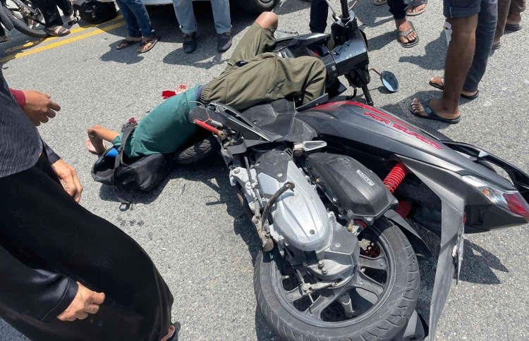 ކާރަކާއި ސައިކަލެއް ޖެހި، ޒުވާނަކަށް އަނިޔާތަކެއް