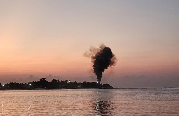 އެހެލާފައި އޮތް ދެ ލޯންޗެއްގައި ރޯވެ، އަނދައިފި