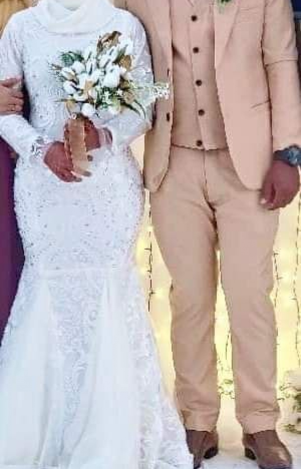 ދެބެއިންގެ ދެދަރި ކޮއްކޮއެއްގެ ވެޑިންނަށް ފެހި ހެދުން. މިއީ، ތިން މީހުންގެ މަސައްކަތް.