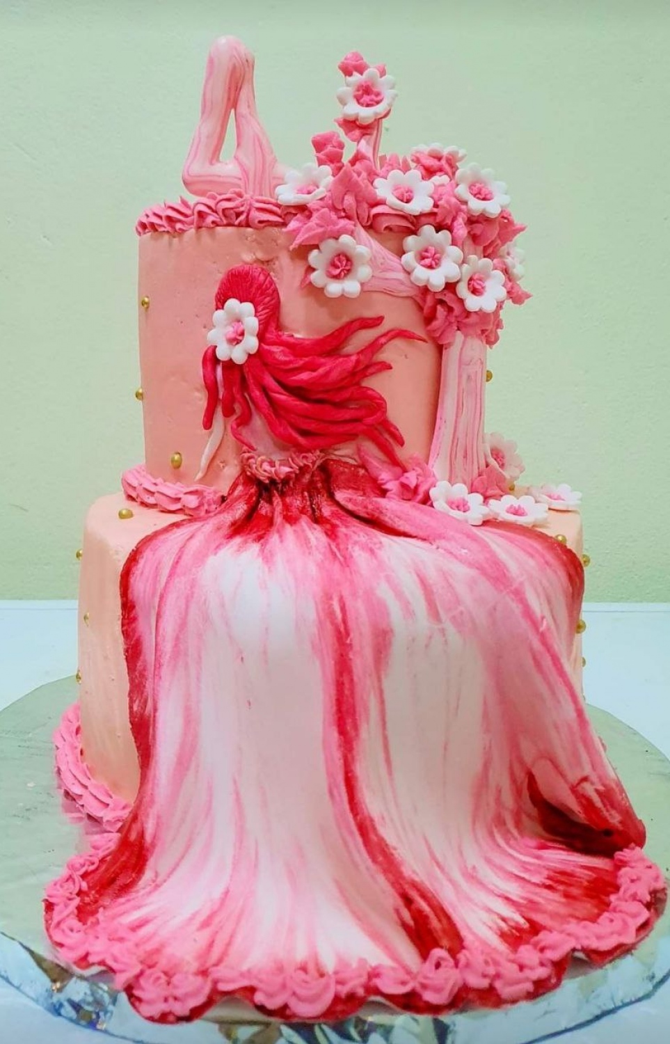 ތިން މީހުން ބައިވެގެން އަޅާފައިވާ ކޭކެއް.