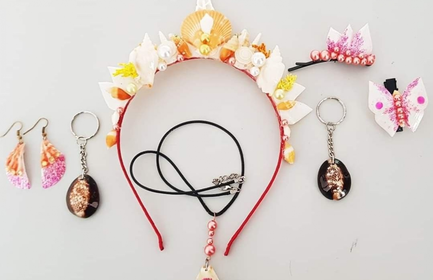 ދުންޔާ ހަދާފައިވާ ބޭންޑުތަކެއް.