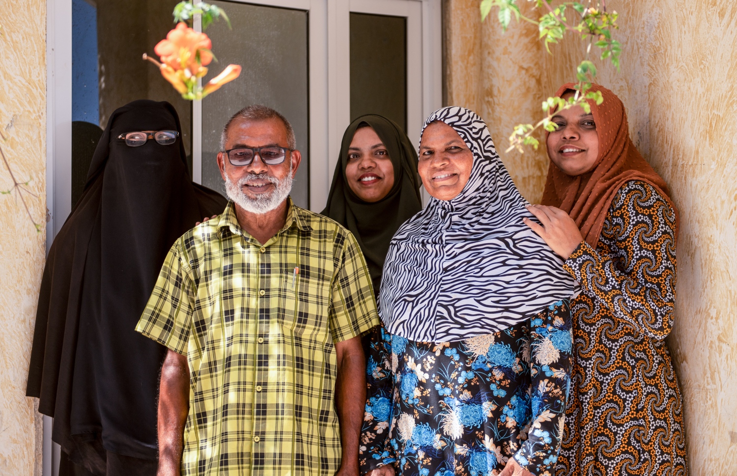 ތިން ބެއިން، އެ މީހުންގެ މަންމަ އާއި ބައްޕައާއެކު.