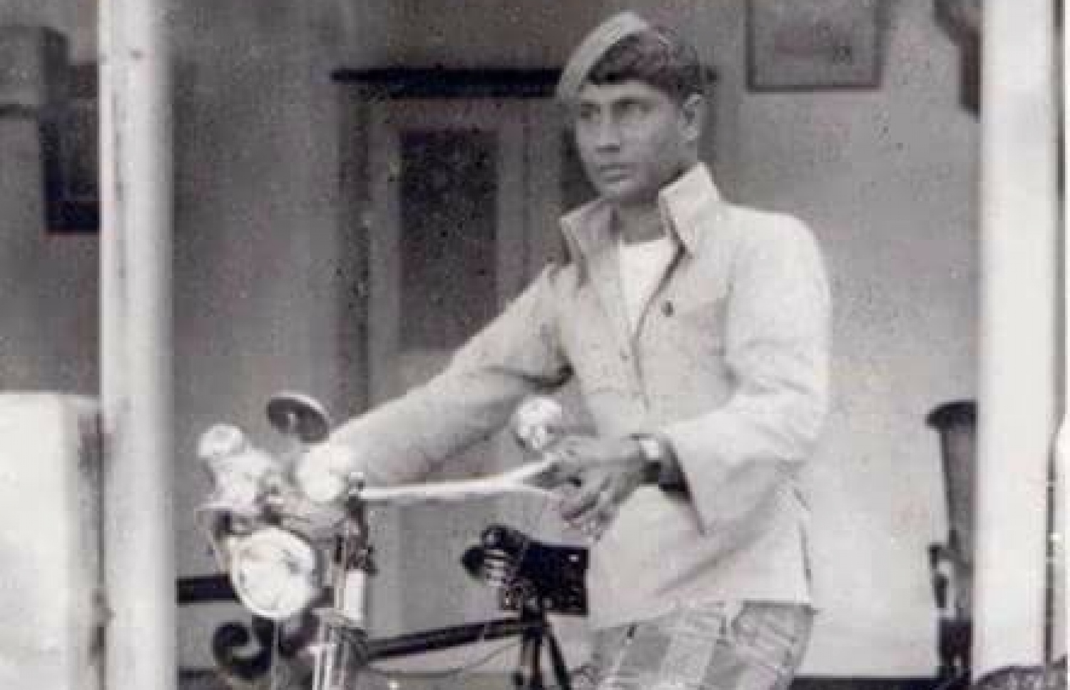 މުހައްމަދު ފަރީދު ޒުވާންދުވަސްވަރު ބައިސިކަލްކޮޅުގައި.