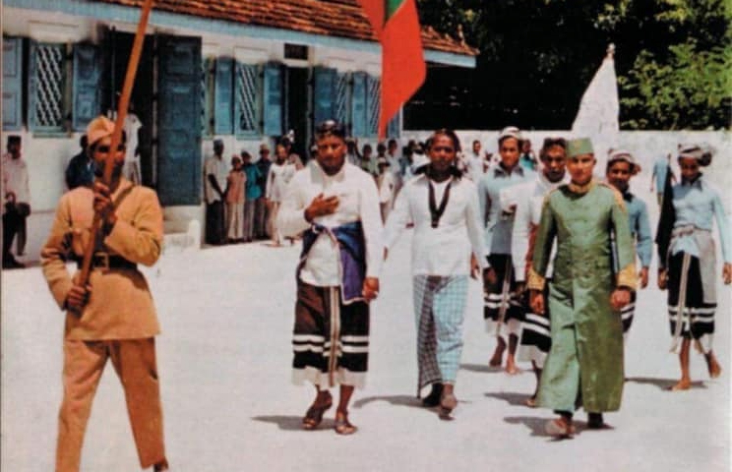 މުހައްމަދު ފަރީދު ރަސްމީ އިއްޒަތުގައި ހުކުރަށް ވަޑައިގަންނަވަނީ.