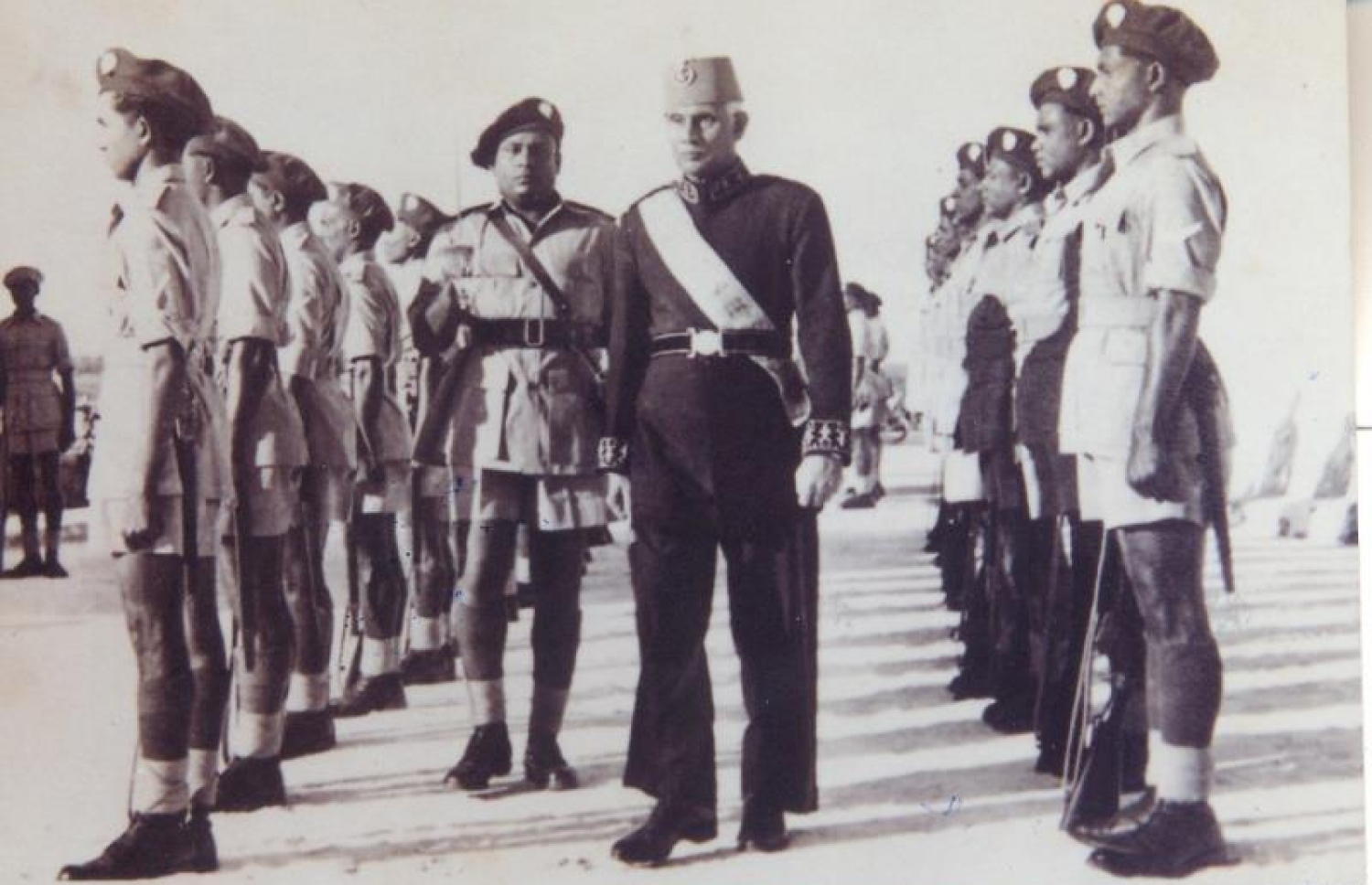 މުހައްމަދު ފަރީދު، އަސްކަރީ ރަސްމިއްޔާތެއް އިންސްޕެކްޓްކޮށްދެއްވަނީ.