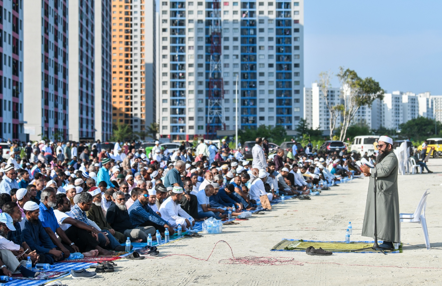 ހުޅުމާލެ 2 ގެ ހިޔާ ފްލެޓް ސަރަހައްދުގައި މިދިޔަ ފިތުރު އީދު ނަމާދު ބޮޑު ޖަމާއަތުގައި ކުރުމަށް ފަހު ހުތުބާ އަޑުއަހަނީ.---ފޮޓޯ: ފަޔާޒު މޫސާ| މިހާރު