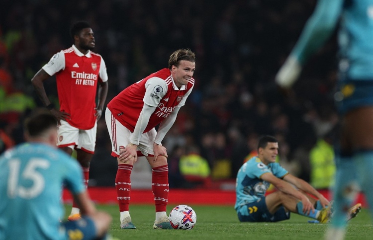 ސިޓީ ބަލިކުރުން އާސެނަލް އަށް މަޖުބޫރު ވެއްޖެ