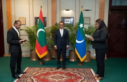 Supreme Court justice Aisha Sujoon (Right) administers the oath of office to Ibrahim Shaz (L) today in the presence of Parliament Speaker Mohamed Nasheed (Center)  -- Photo: Parliament