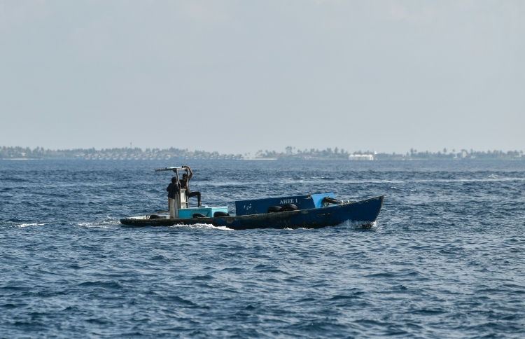 ދޯންޏެއް ދަތުރުކުރަމުން ދާއިރު ދެ މީހުން ދޯނީގެ ގެގަނޑު ތަށުގައި މަޑުކޮއްލައިގެން -- ފޮޓޯ؛ ފަޔާޒު މޫސާ | މިހާރު